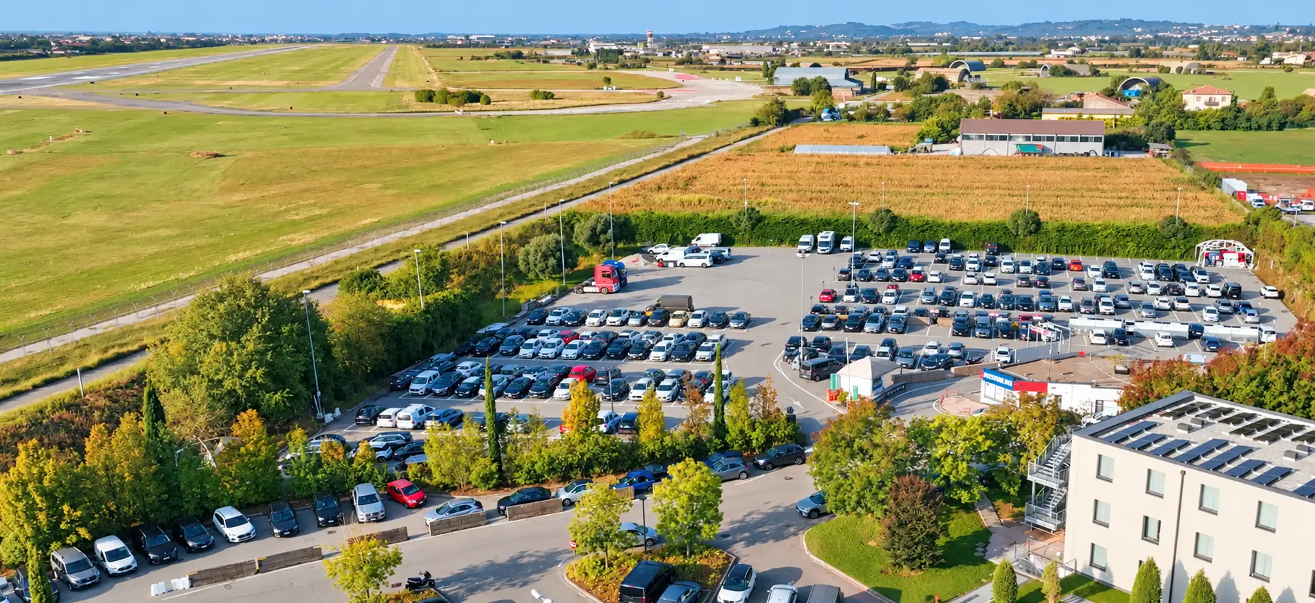 Mehrgeschossiger Parkplatz mit Autos