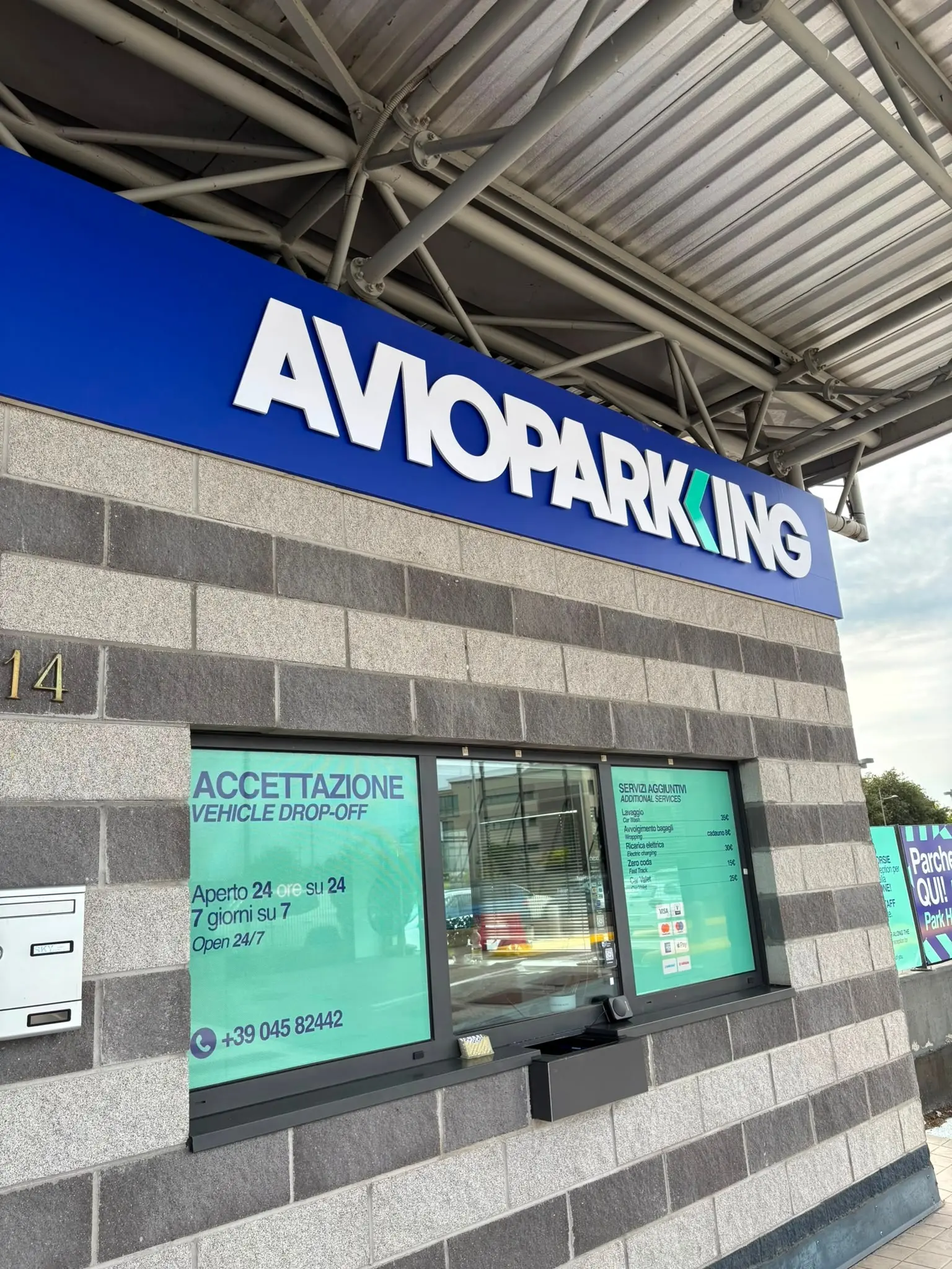 Flughafenparkplatz